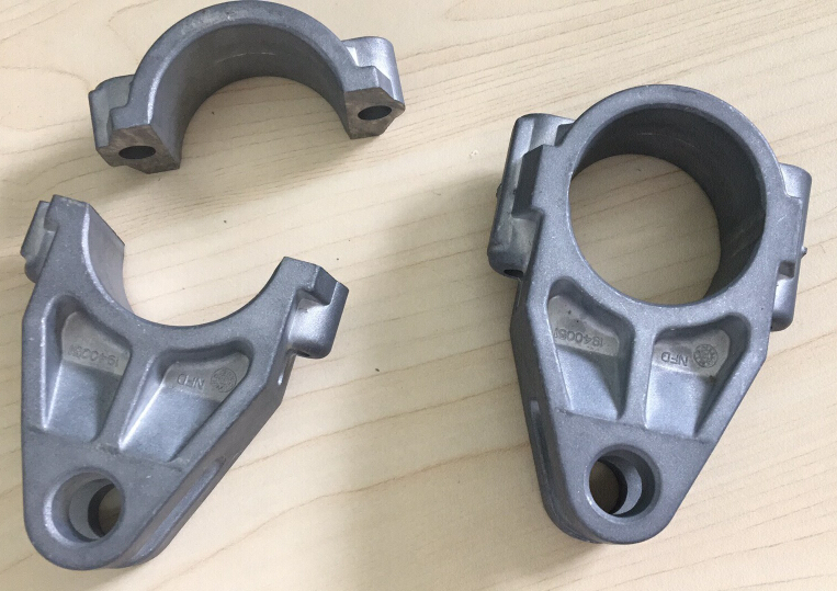 鋁鑄造冒口切割設(shè)備用于汽車(chē)零部件，一模兩穴壓鑄件切割方案