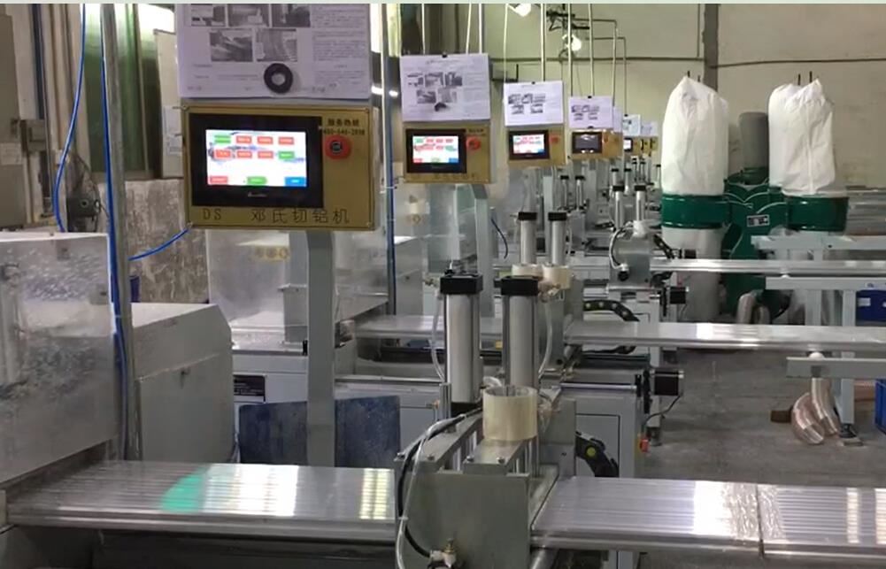 切鋁機(jī)客戶使用現(xiàn)場(chǎng)，8臺(tái)切鋁設(shè)備并切，3人操作