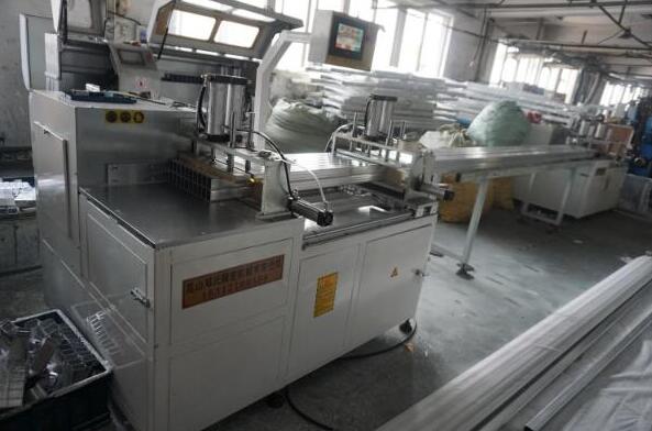 半年內(nèi)在鄧氏訂購3臺全自動切鋁機，初次竟為采購鋸片而來